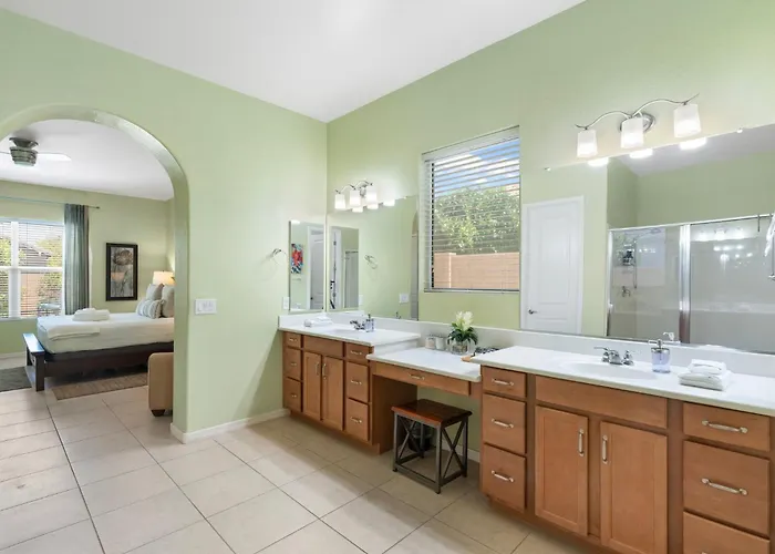 Luxury Oasis W Pool & Holiday home *